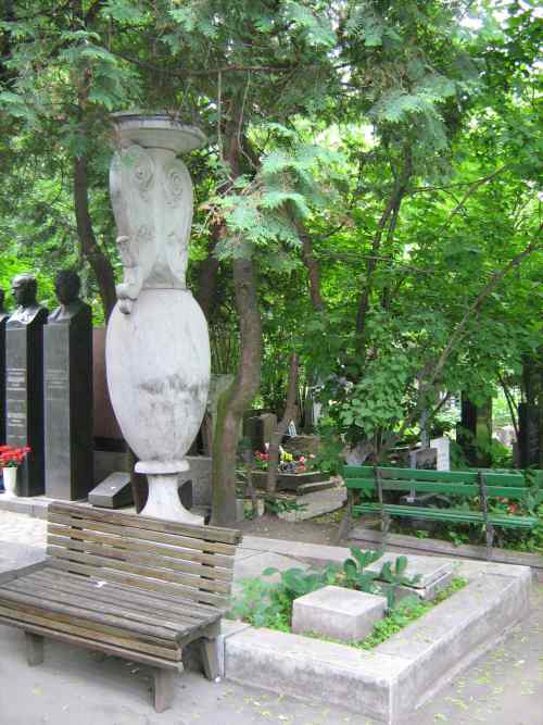 Памятник на могиле И. В. Жолтовского на Новодевичьем кладбище