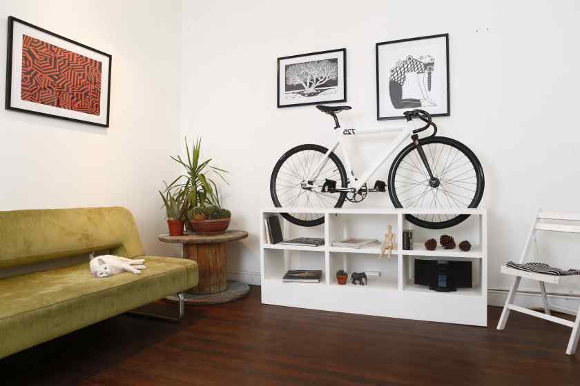Хранение велосипеда на стеллаже