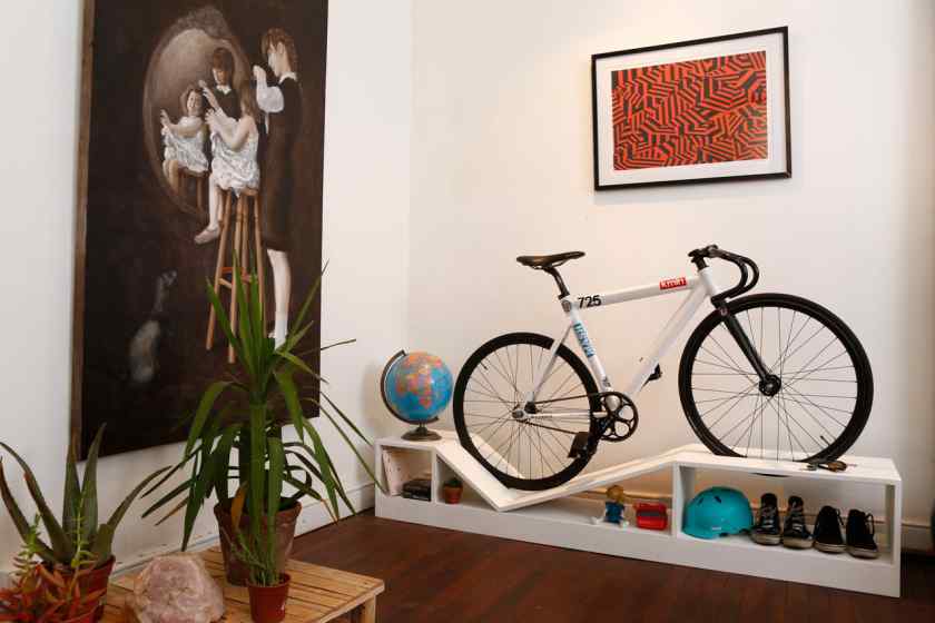 Хранение велосипеда в маленькой квартире на полке