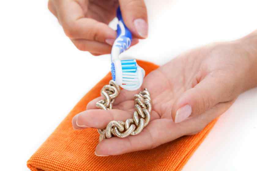 Как почистить серебро зубной пастой?