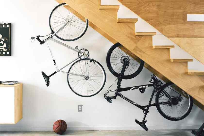 Хранение велосипеда под лестницей