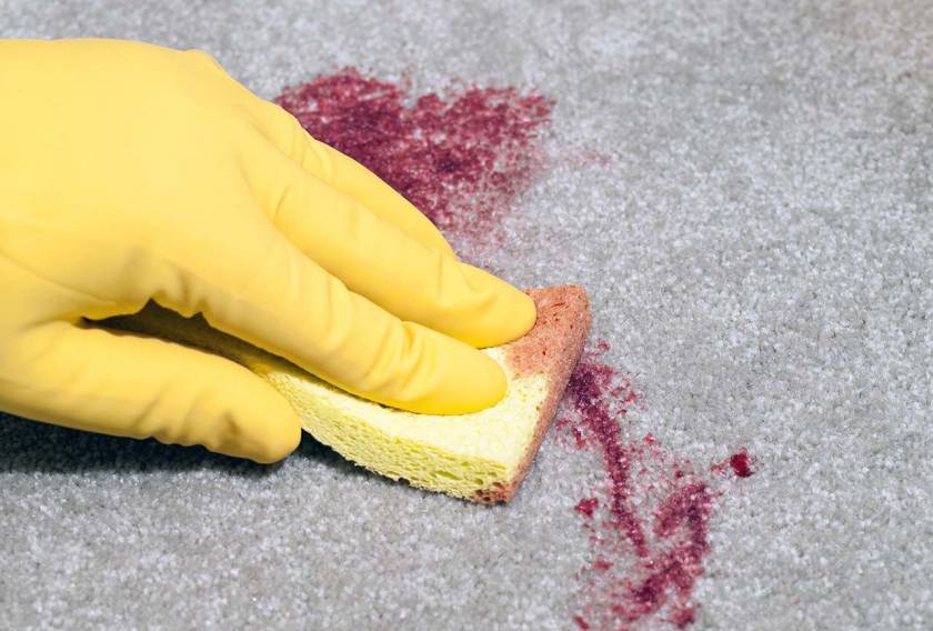 Как почистить ковёр от пятен крови?