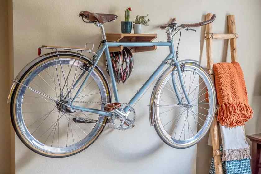 Как хранить велосипед в квартире на стене