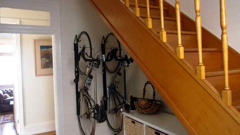 Идея хранения велосипеда в маленькой квартире
