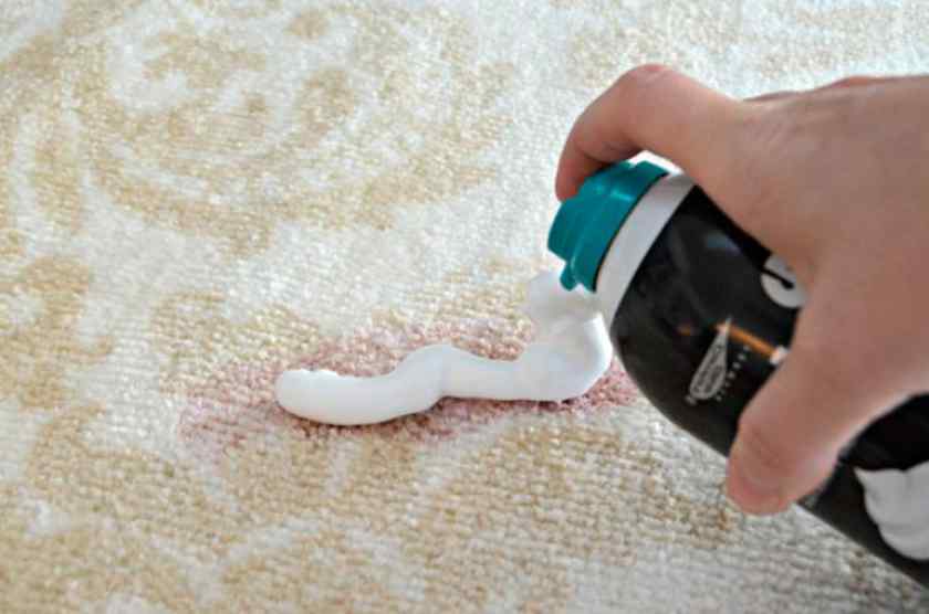 Как почистить ковёр пастой?