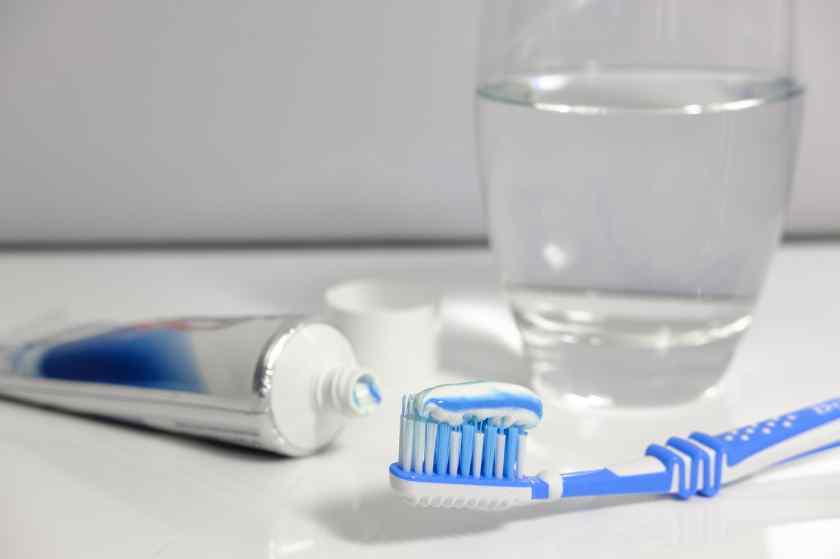 Как отбелить зубы в домашних условиях перекисью водорода?