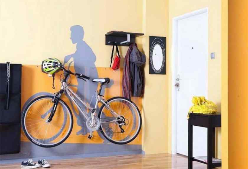 Вариант хранения велосипеда на стене