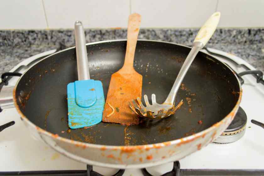 Как почистить сковороду снаружи и внутри – 12 лучших способов