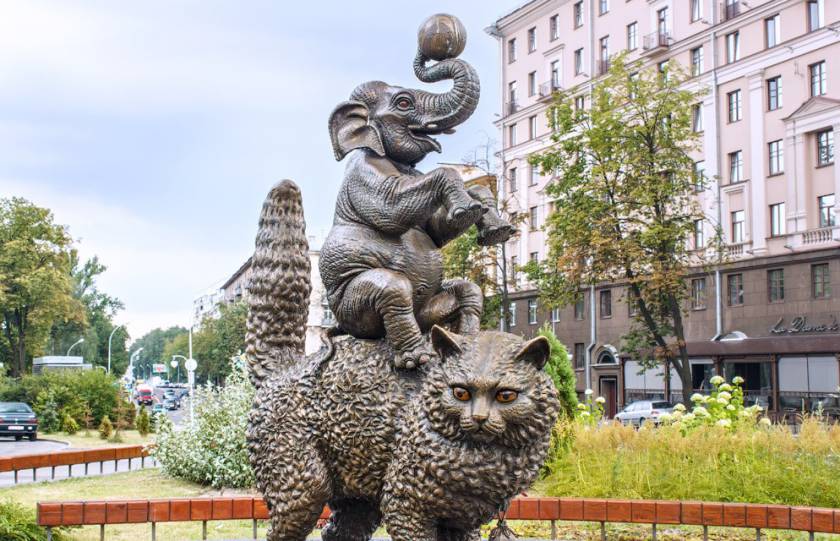 Статуя возле цирка в Минске