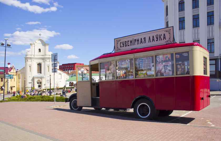 Автобус-сувенирная лавка в Верхнем городе Минска