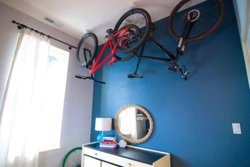 Хранение велосипеда под потолком в комнате
