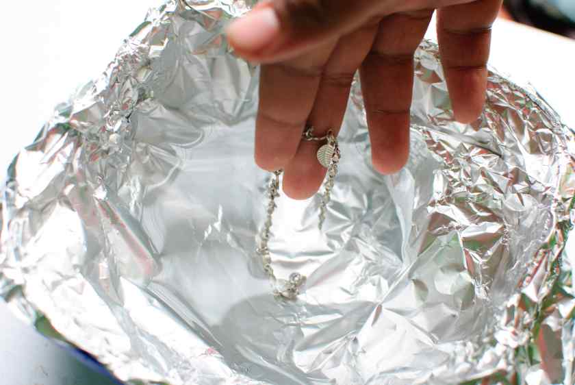 Как почистить серебро фольгой?