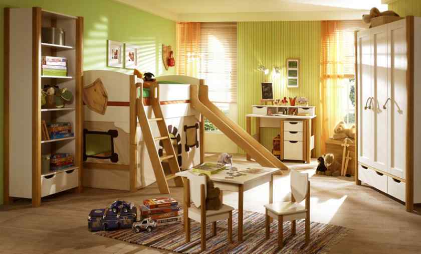 Мебель из массива в детской комнате