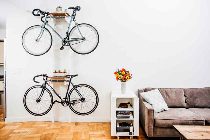 Хранение велосипеда в маленькой квартире на стене