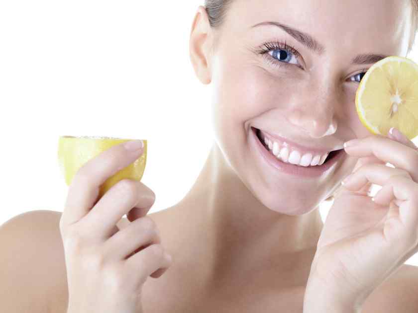 Как отбелить зубы в домашних условиях лимоном?
