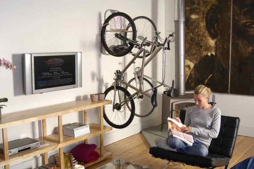 Хранение велосипеда на стене в комнате