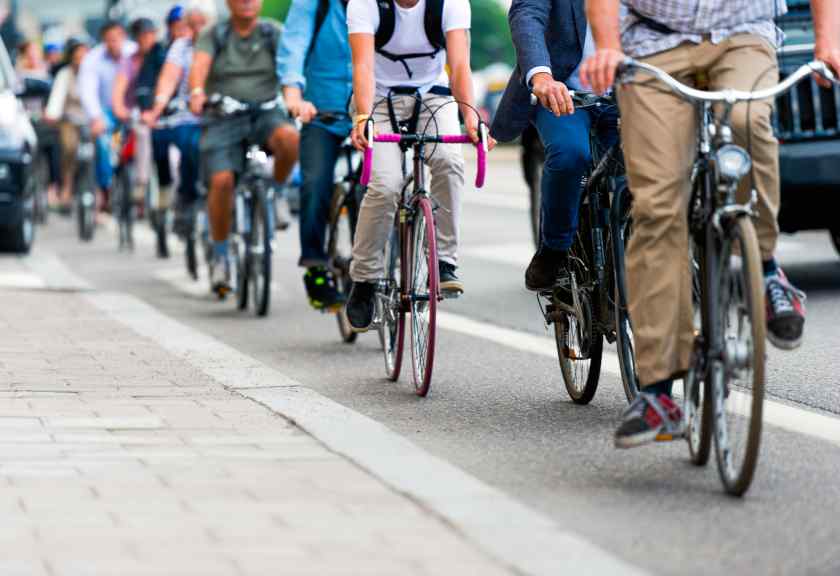 Люди на велосипедах в городе
