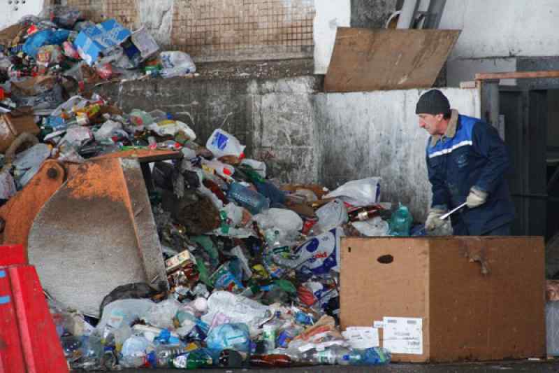 экорес работник мусор