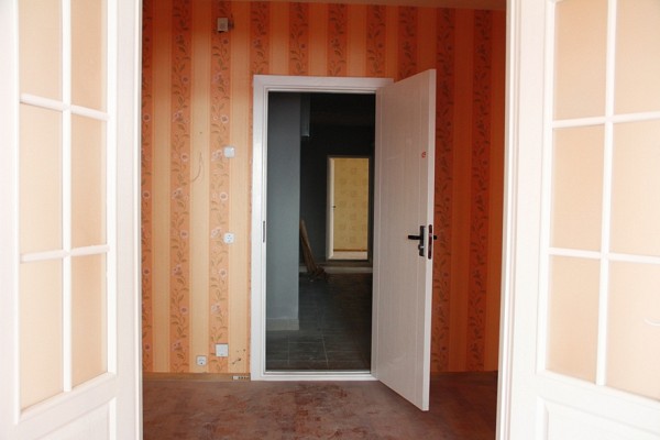 дверь деревянная