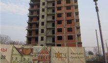 Стройка на Дзержинского: очередной перенос сроков может вынудить дольщиков расторгнуть договор