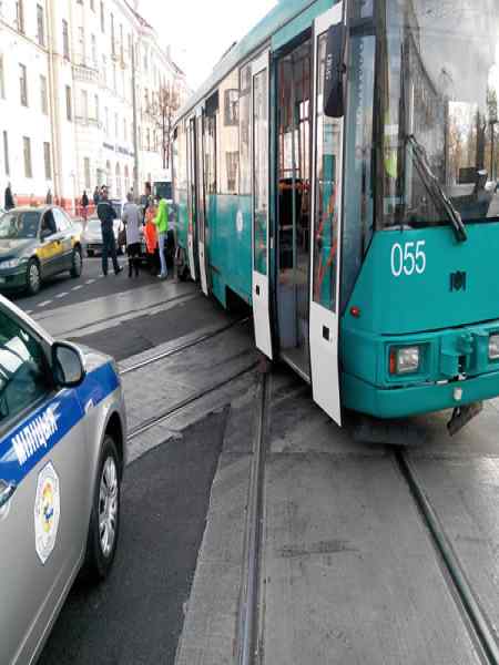 Минский трамвай сошел с рельс и врезался в автомобиль