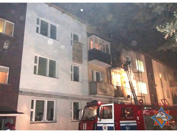 В Минске МЧС эвакуировали из горящей квартиры пенсионерку